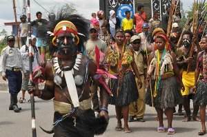 Fitinline com Pakaian  Adat  Papua 