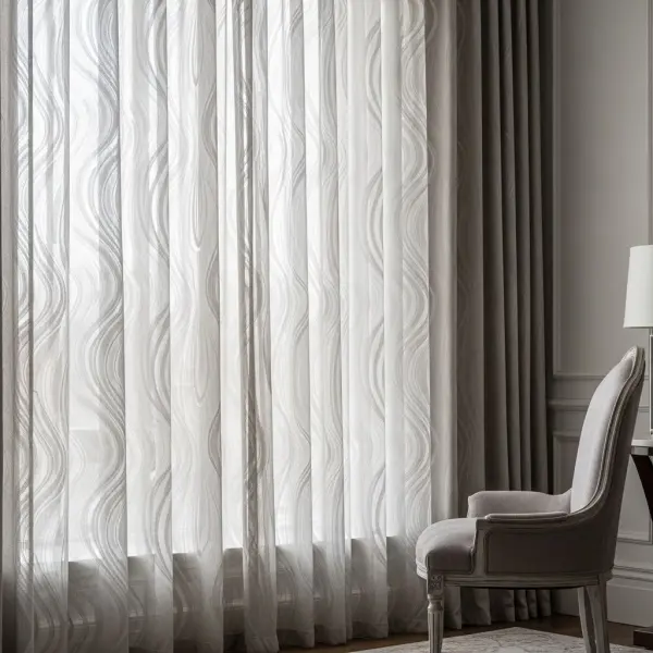 Penggunaan kain moir&eacute; pada gorden mewah dan upholstery interior premium dengan efek kilau bergelombang