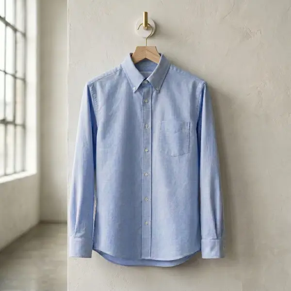 Kemeja berbahan Oxford dengan tekstur khas yang cocok untuk gaya smart casual Kemeja berbahan Oxford dengan tekstur khas yang cocok untuk gaya smart casual