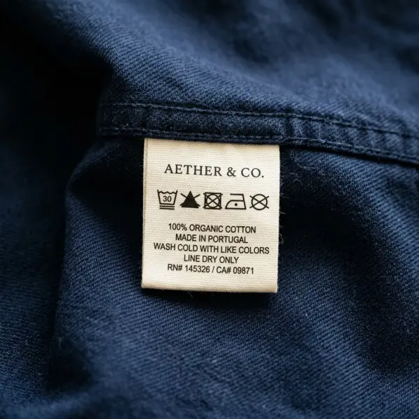 Label petunjuk perawatan pada pakaian berbahan katun twill Label petunjuk perawatan pada pakaian berbahan katun twill