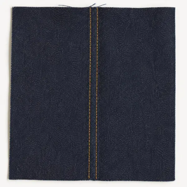 Detail kampuh pipih atau flat-felled seam dengan jahitan ganda yang kuat dan rapi