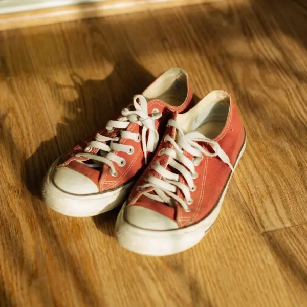Detail material dan bantalan sepatu kets untuk kenyamanan penggunaan harian Detail material dan bantalan sepatu kets untuk kenyamanan penggunaan harian
