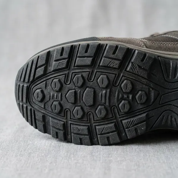 Detail sol karet sepatu kets dengan pola tapak anti selip