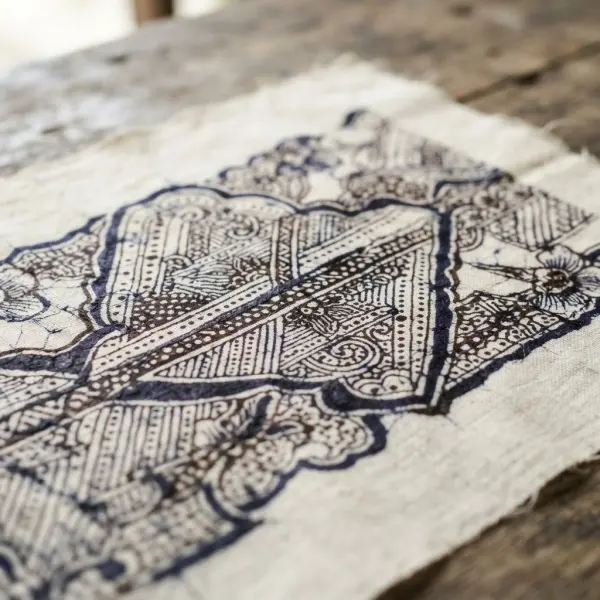 Detail motif batik tulis dengan garis halus dan isen-isen yang kompleks Detail motif batik tulis dengan garis halus dan isen-isen yang kompleks