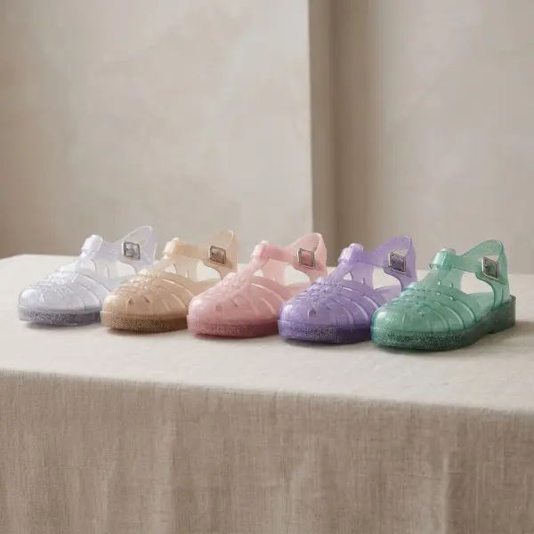 Berbagai pilihan warna jelly shoes transparan dan pastel untuk inspirasi styling
