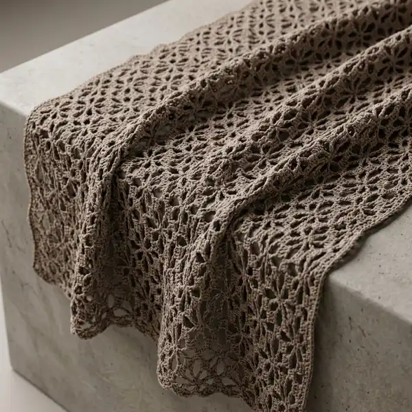 Detail tekstur openwork crochet dengan pola lubang yang teratur