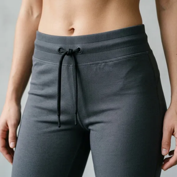 Detail waistband elastis dan drawcord pada celana training modern