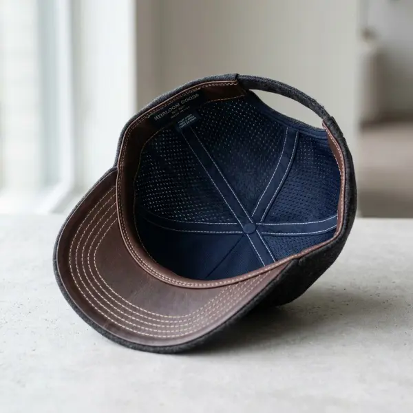 Detail bagian dalam topi dengan sweatband dan konstruksi yang mendukung kenyamanan Detail bagian dalam topi dengan sweatband dan konstruksi yang mendukung kenyamanan