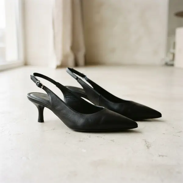 Kitten heels dengan hak ramping dan rendah sebagai ciri utama sepatu Kitten heels dengan hak ramping dan rendah sebagai ciri utama sepatu