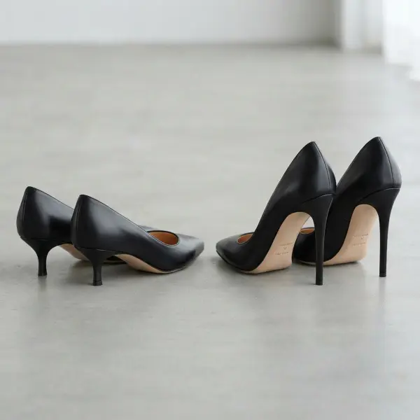 Perbandingan visual kitten heels dengan high heels berdasarkan tinggi dan bentuk hak Perbandingan visual kitten heels dengan high heels berdasarkan tinggi dan bentuk hak