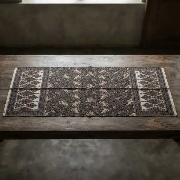 Motif tumpal pada kepala kain panjang batik Jawa Motif tumpal pada kepala kain panjang batik Jawa