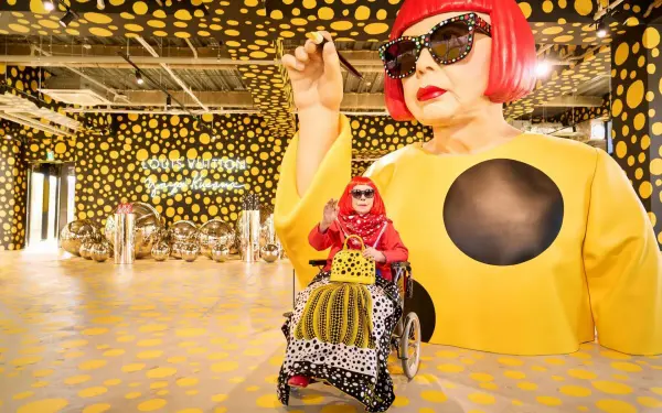 Busana fashion dengan interpretasi polkadot Yayoi Kusama dalam suasana editorial premium