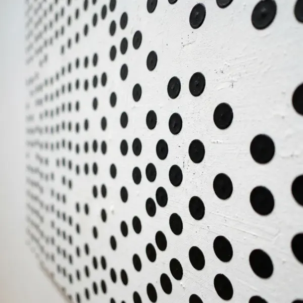 Detail polkadot berulang pada karya seni Yayoi Kusama dengan kepadatan motif yang khas