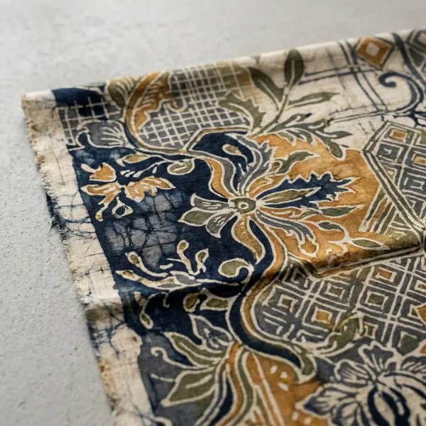 Detail kain batik kontemporer dengan perpaduan motif tradisional dan komposisi geometris modern