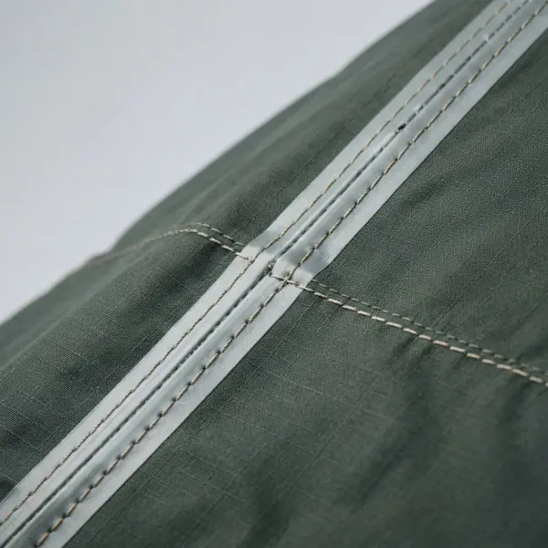 Detail jahitan dan penyegelan sambungan pada kain flysheet outdoor Detail jahitan dan penyegelan sambungan pada kain flysheet outdoor