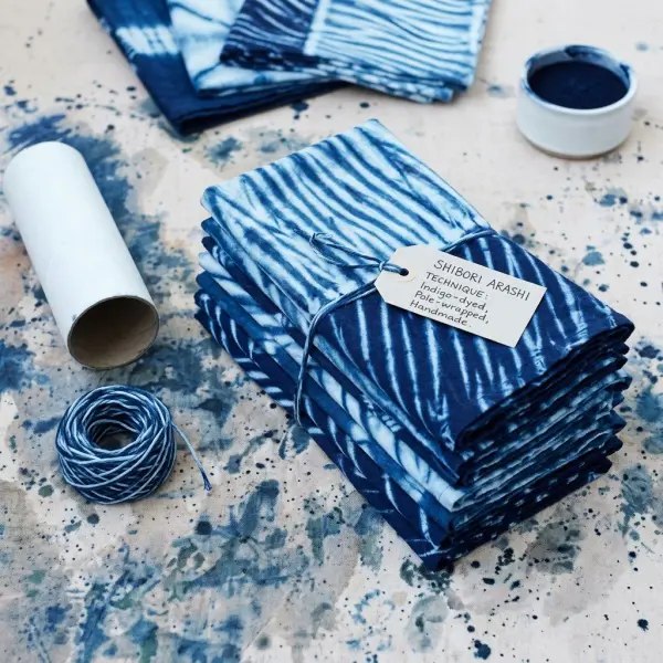Teknik Arashi Shibori dengan lilitan diagonal yang menghasilkan pola garis seperti hujan