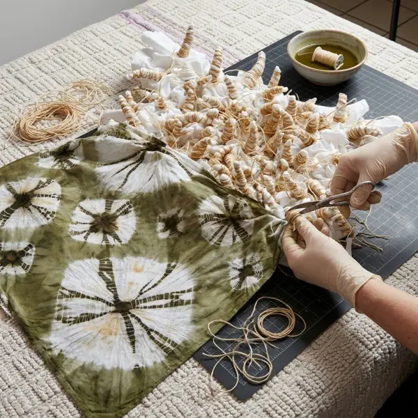 Teknik Kumo Shibori dengan pola radial menyerupai jaring laba-laba pada kain