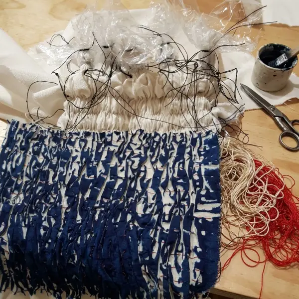 Teknik Nui Shibori menggunakan jahitan dan kerutan kain untuk membentuk motif resist