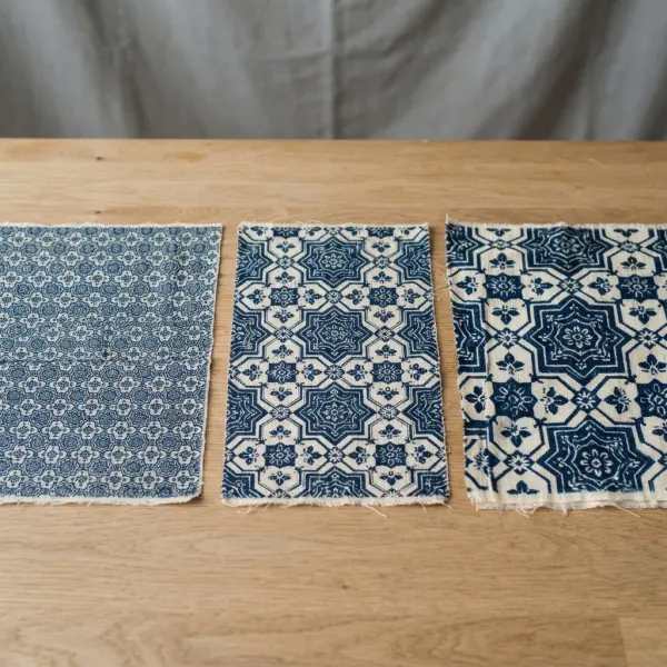 Pengulangan pola batik ceplok dengan unit geometris yang membentuk ritme pada permukaan kain