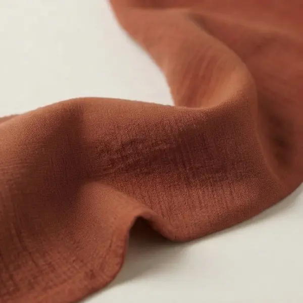 Close-up tekstur crinkle vertikal pada permukaan kain polo linen