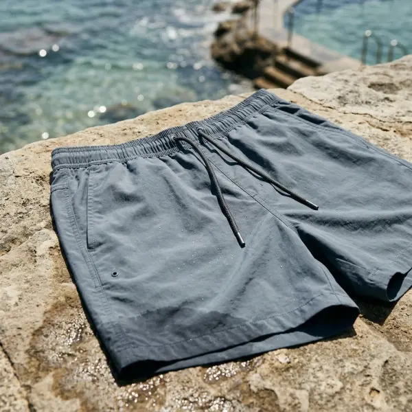 Swim shorts pria dengan waistband dan konstruksi yang mendukung aktivitas air