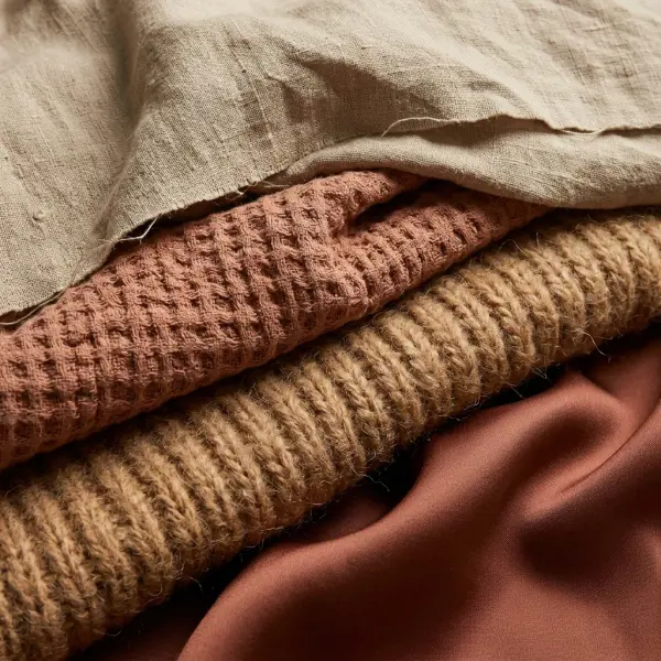 Perbandingan warna earth tone pada kain dengan tekstur dan tingkat kilau berbeda