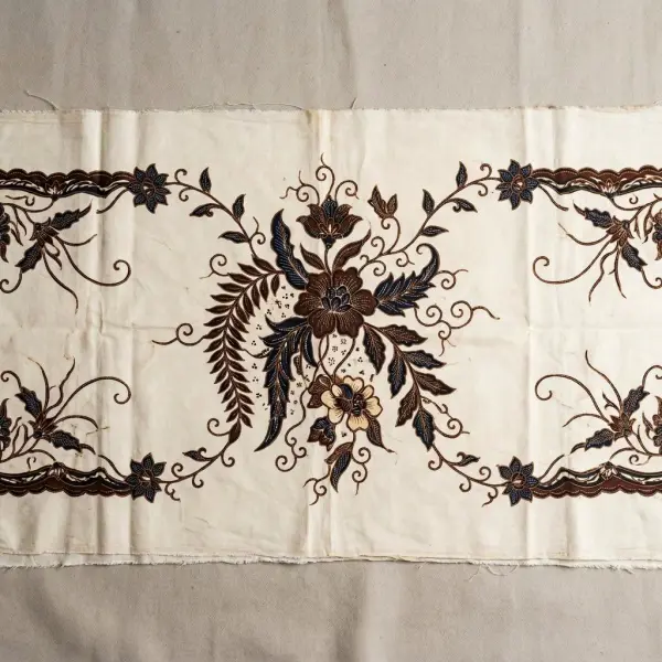Ruang kosong di antara ornamen batik membantu menjaga keterbacaan motif dan keseimbangan isen-isen Ruang kosong di antara ornamen batik membantu menjaga keterbacaan motif dan keseimbangan isen-isen