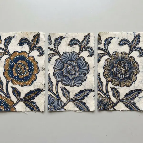 Perbandingan detail isen-isen titik dan garis pada bidang motif batik