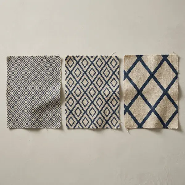 Perbandingan skala motif geometris kecil, sedang, dan besar pada permukaan kain