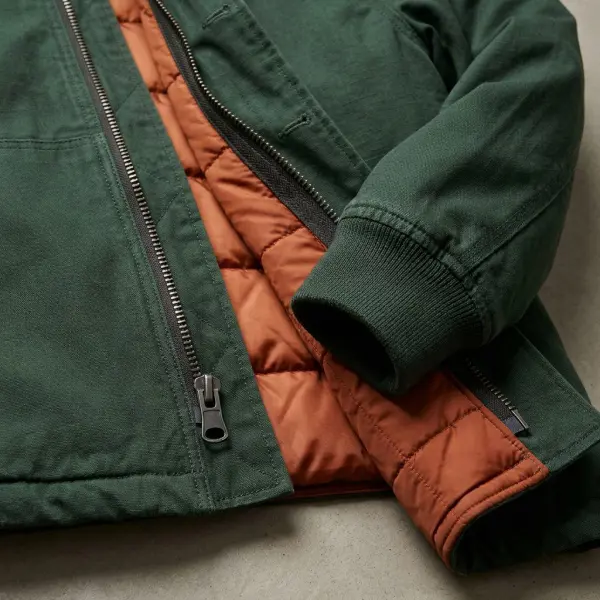 Detail tekstur kain, lapisan dalam, dan konstruksi jaket streetwear untuk kebutuhan pemakaian berbeda