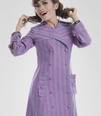 Coat-like dress with applicative pocket and sleeve