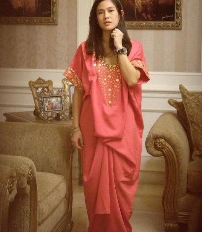 Pola Baju Kaftan Ala Dian Sastro